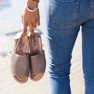 Perforated Women's Sandal from Earth - NIB